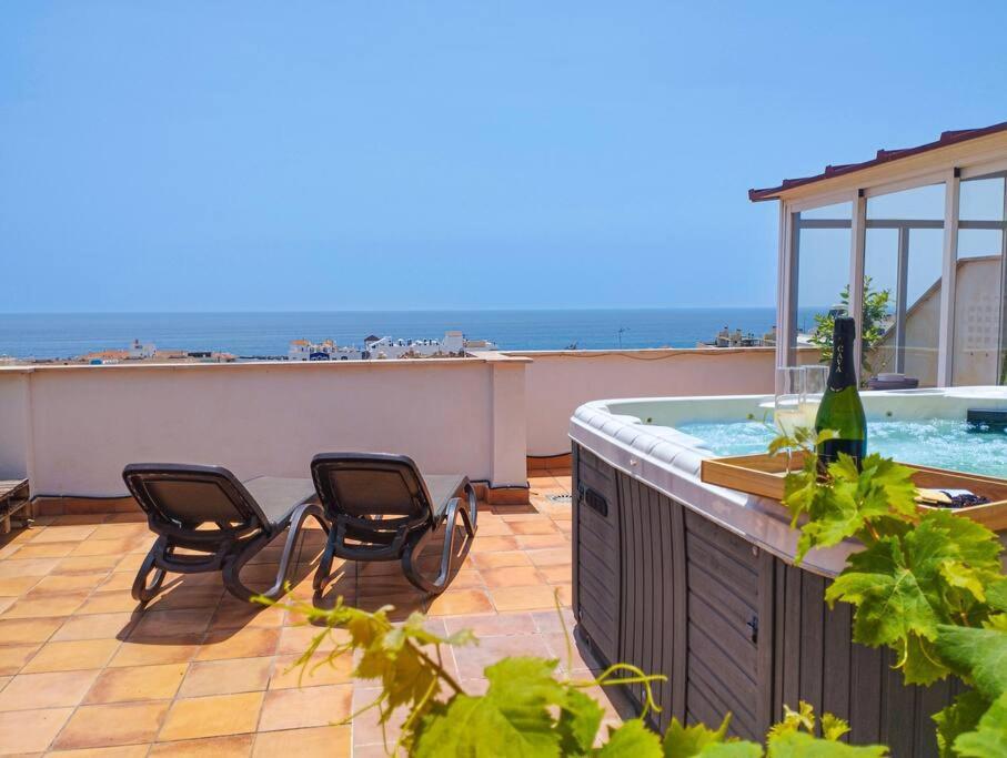 Апартаменти Penthouse With Jacuzzi And Spectacular Sea Views Нерха Екстер'єр фото